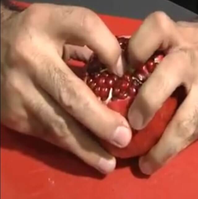 De-Seeding Pomegranate - ザクロのカットの仕方